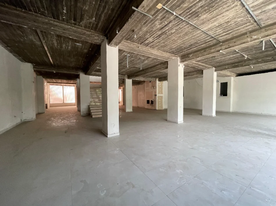 Tirane, jepet me qera ambjent biznesi Kati 2, 1.380 m² 10.000 € (MBIKALIMI I KOMUNES)