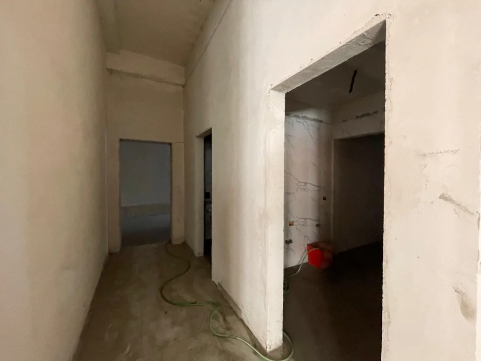 Tirane, jepet me qera ambjent biznesi Kati 2, 1.380 m² 10.000 € (MBIKALIMI I KOMUNES)