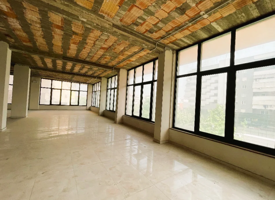 Tirane, jepet me qera ambjent biznesi , 1.380 m² 10.000 € 