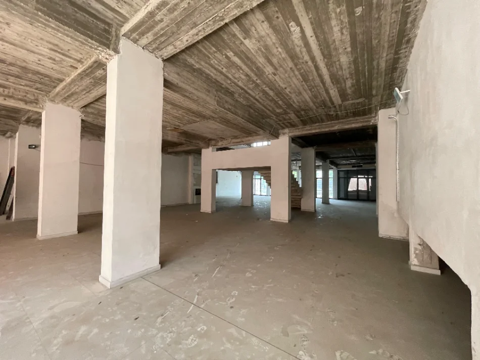 Tirane, jepet me qera ambjent biznesi Kati 2, 1.380 m² 10.000 € (MBIKALIMI I KOMUNES)