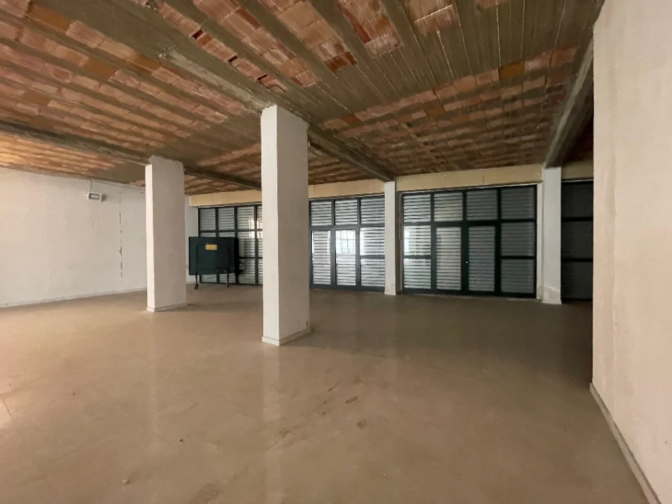 Tirane, jepet me qera ambjent biznesi Kati 2, 1.380 m² 10.000 € (MBIKALIMI I KOMUNES)