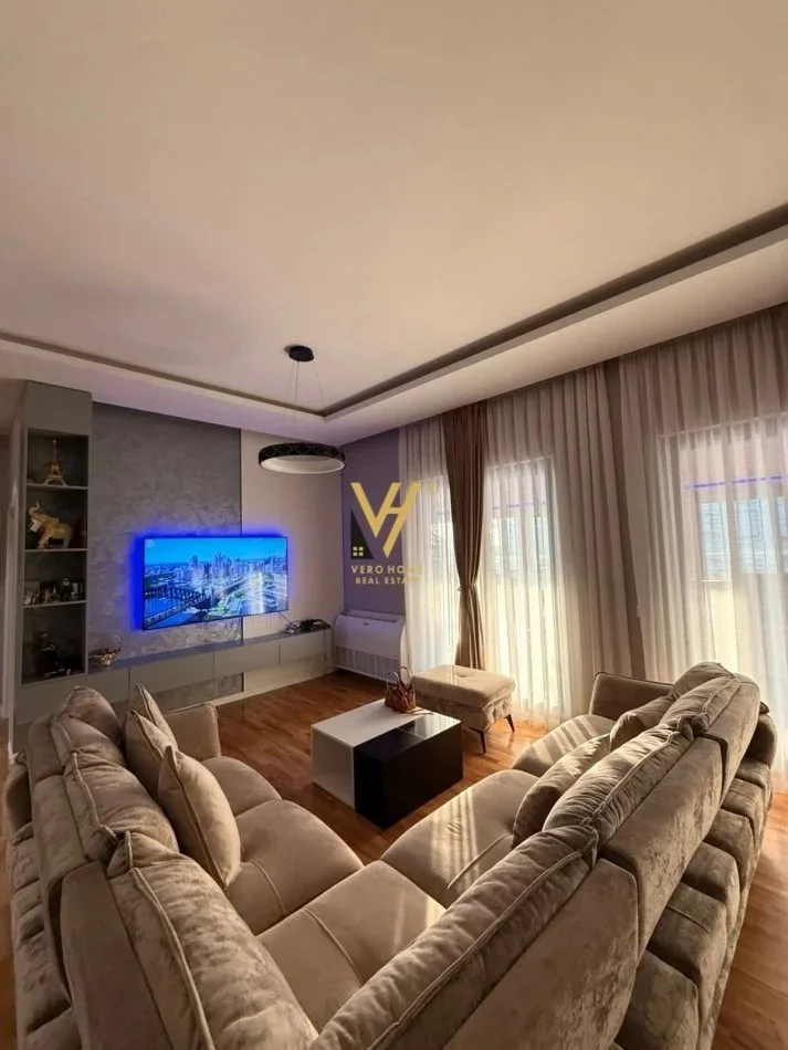 Tirane, jepet me qera apartament+verande | Penthouse 2+1+Ballkon Kati 5, 170 m² 1.000 € (QESARAKE)