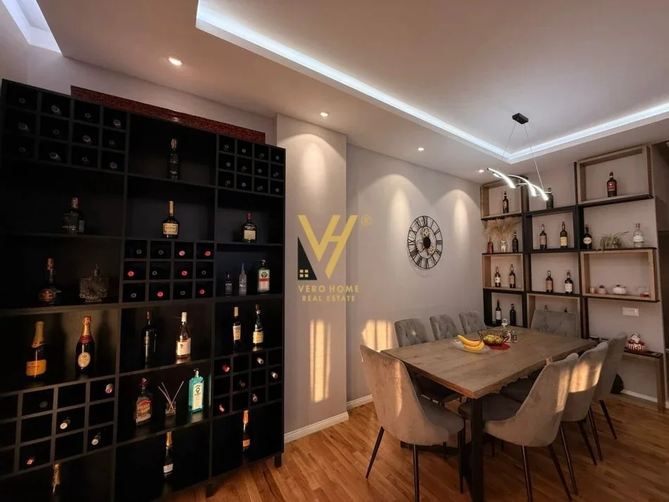Tirane, jepet me qera apartament+verande | Penthouse 2+1+Ballkon Kati 5, 170 m² 1.000 € (QESARAKE)