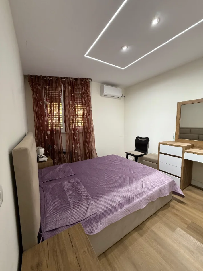 Tirane, jepet me qera apartament 2+1 Kati 1, 750 € (ISH FUSHA E AVIACIONIT)