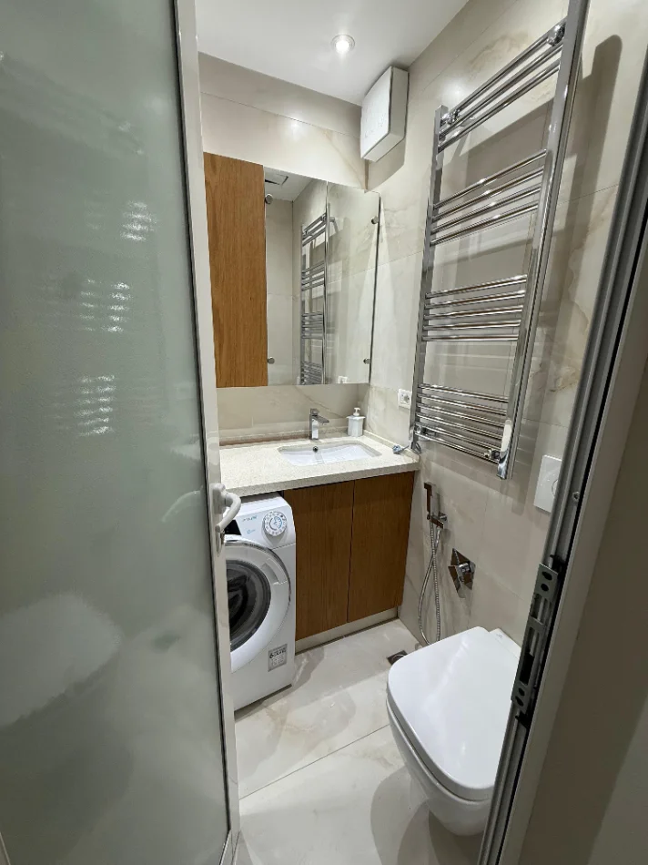 Tirane, jepet me qera apartament 2+1 Kati 1, 750 € (ISH FUSHA E AVIACIONIT)