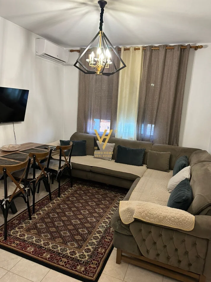 Tirane, jepet me qera apartament 1+1+Ballkon Kati 8, 63 m² 600 € (KOMUNA E PARISIT)