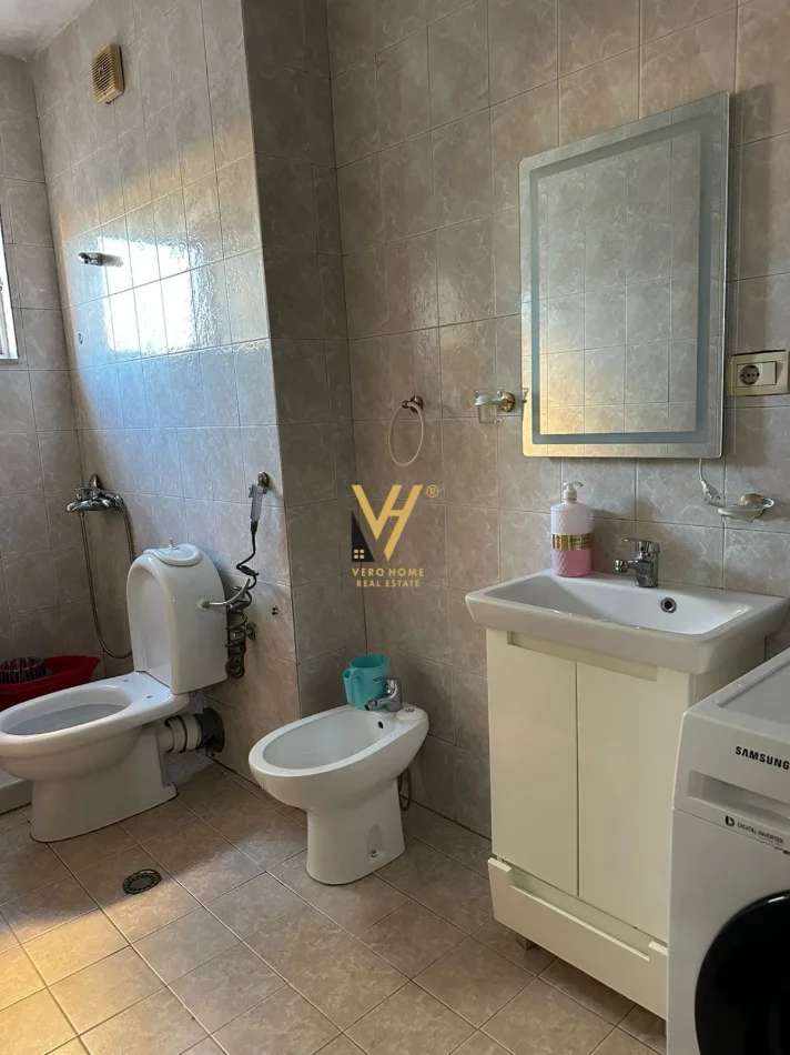 Tirane, jepet me qera apartament 1+1+Ballkon Kati 8, 63 m² 600 € (KOMUNA E PARISIT)