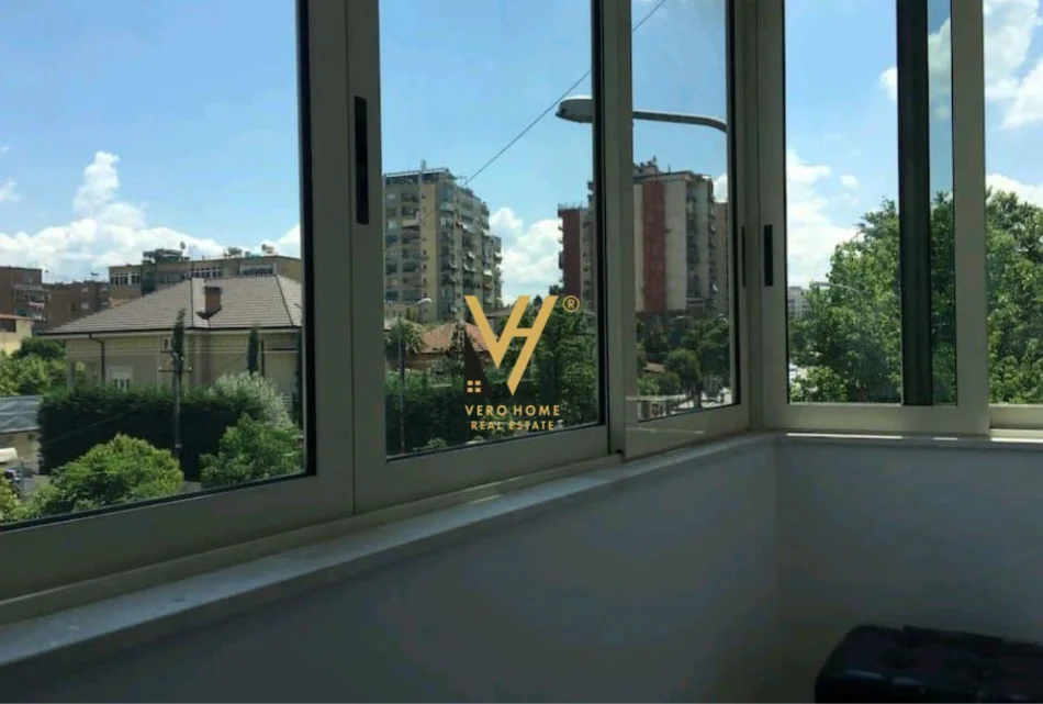 Tirane, jepet me qera apartament 1+1+Ballkon Kati 2, 60 m² 640 € (RRUGICA E SALES)