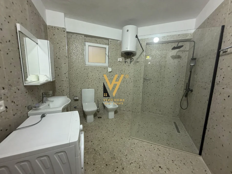 Tirane, jepet me qera zyre Kati 1, 130 m² 800 € (BLLOK)