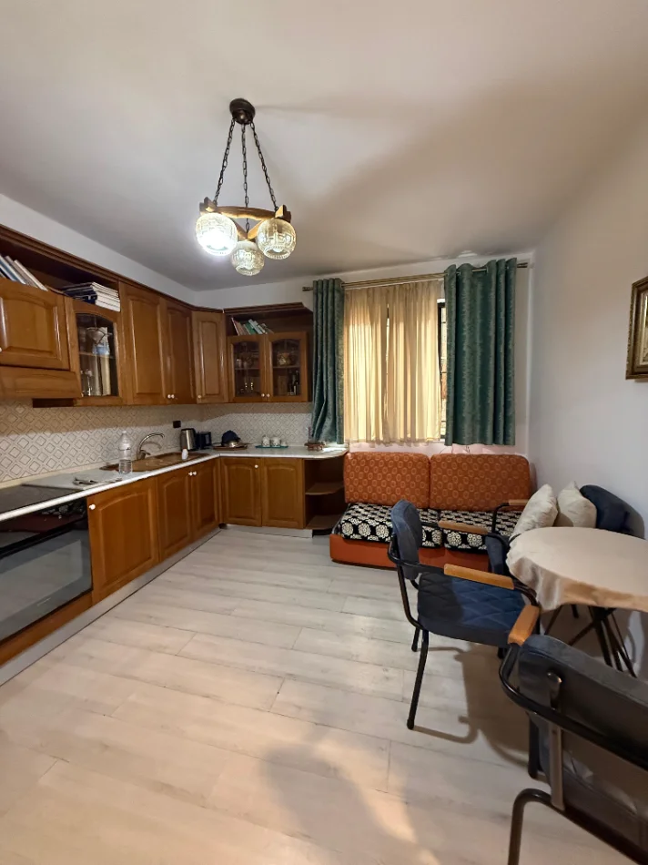 Tirane, jepet me qera Vile 1+1 Kati 1, 80 m² (RRUGA E FORTUZIT)