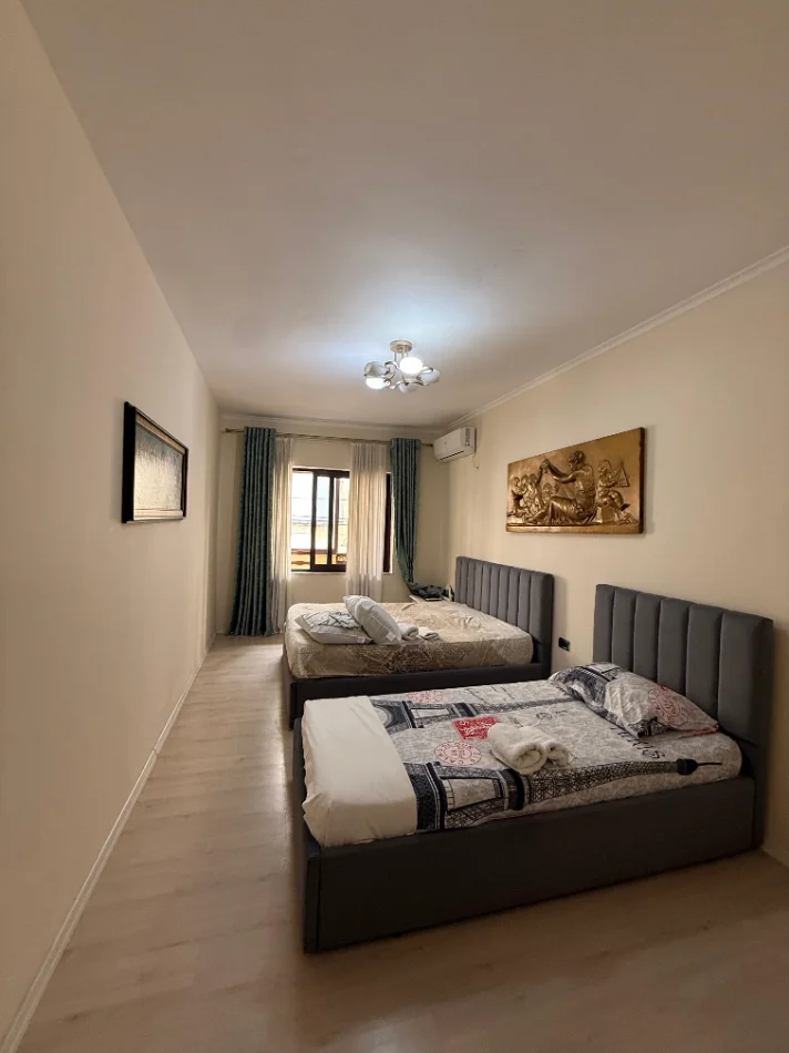 Tirane, jepet me qera Vile 1+1 Kati 1, 80 m² (RRUGA E FORTUZIT)
