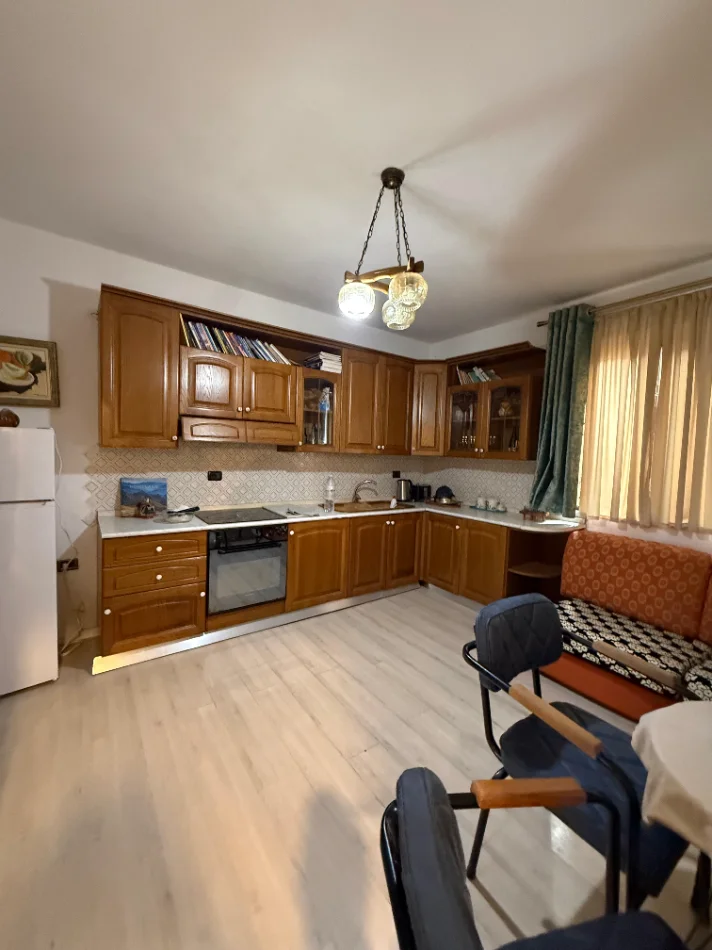Tirane, jepet me qera Vile 1+1 Kati 1, 80 m² (RRUGA E FORTUZIT)