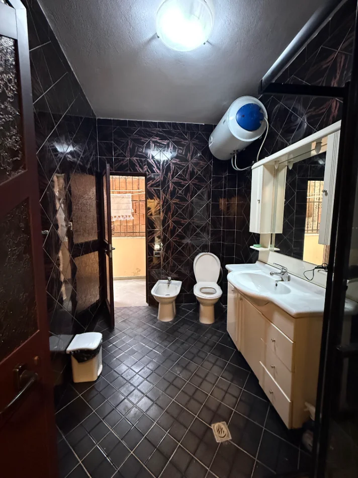 Tirane, jepet me qera Vile 1+1 Kati 1, 80 m² (RRUGA E FORTUZIT)