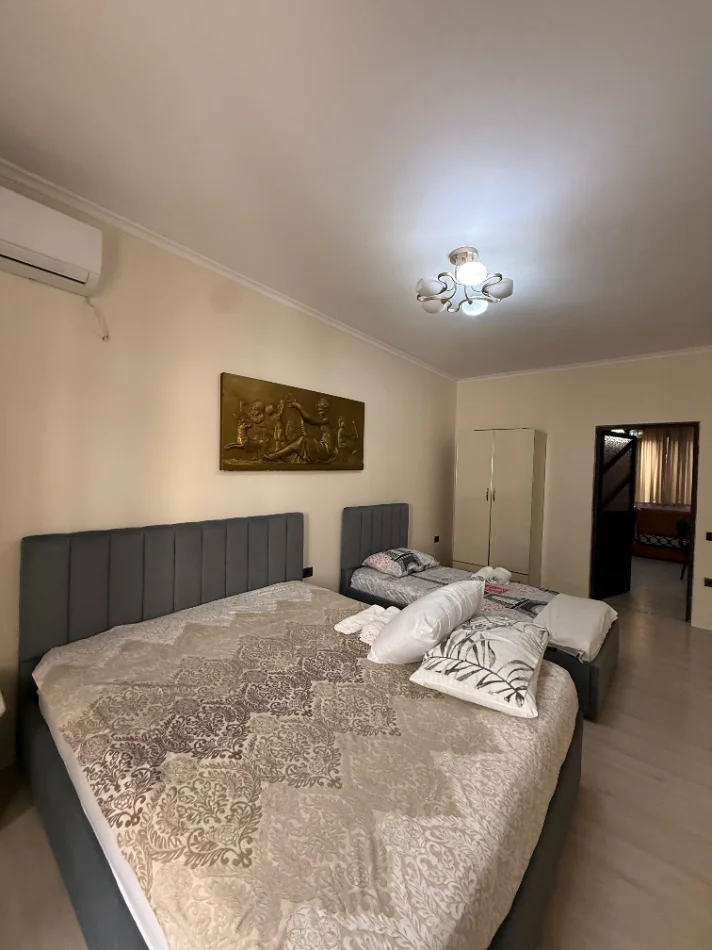 Tirane, jepet me qera Vile 1+1 Kati 1, 80 m² (RRUGA E FORTUZIT)