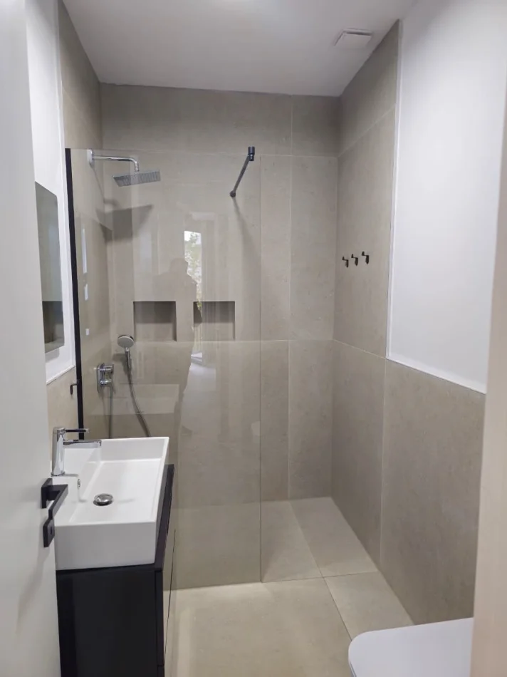 Tirane, jepet me qera apartament 2+1+Ballkon Kati 4, 120 m² 1.350 € (Liqeni i Thate)