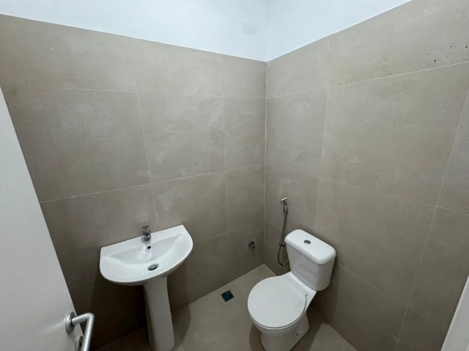 Tirane, jepet me qera ambjent biznesi Kati 0, 30 m² 400 € (Tregu Elektrik)