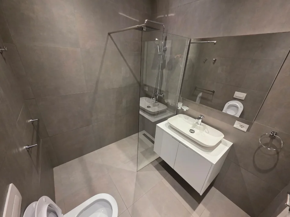 Tirane, jepet me qera apartament 1+1+Ballkon Kati 3, 75 m² 1.000 € (Kompleksi Delijorgji)