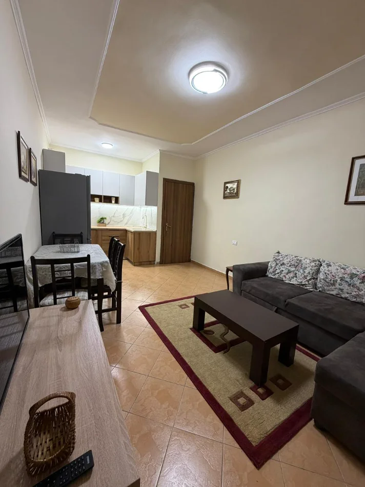 Tirane, jepet me qera apartament 1+1+Ballkon Kati 4, 65 m² 480 € 