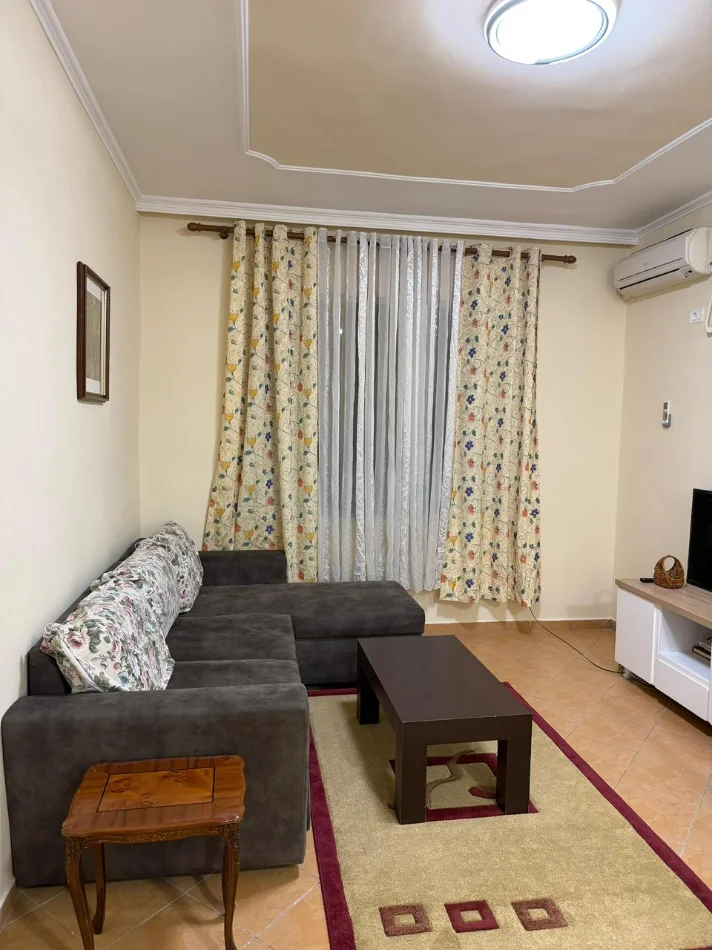 Tirane, jepet me qera apartament 1+1+Ballkon Kati 4, 65 m² 480 € 