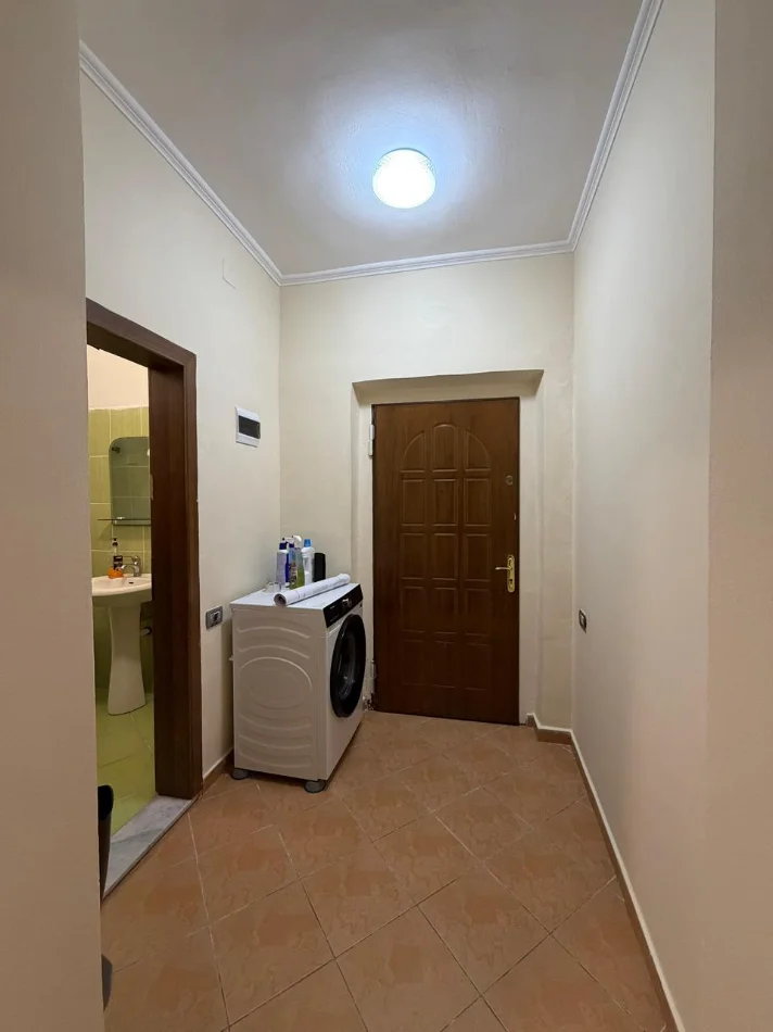 Tirane, jepet me qera apartament 1+1+Ballkon Kati 4, 65 m² 480 € 