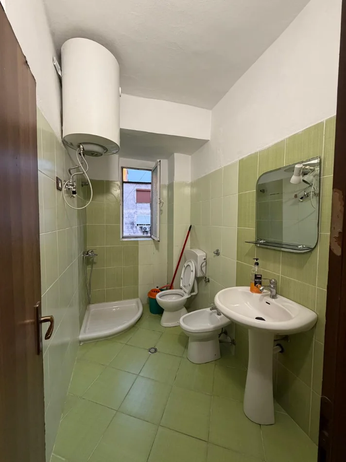 Tirane, jepet me qera apartament 1+1+Ballkon Kati 4, 65 m² 480 € 