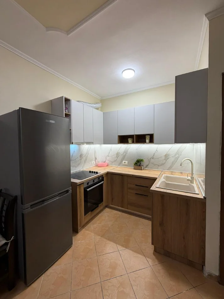 Tirane, jepet me qera apartament 1+1+Ballkon Kati 4, 65 m² 480 € 