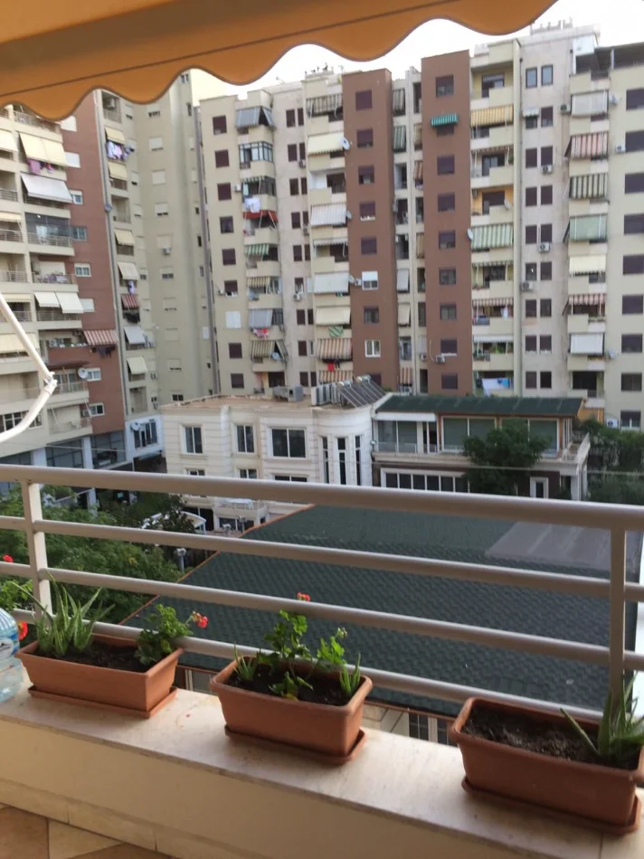 Tirane, jepet me qera apartament 3+1+Ballkon Kati 5, 119 m² 