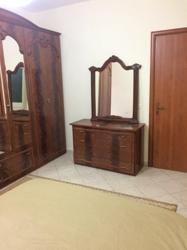 Tirane, jepet me qera apartament 3+1+Ballkon Kati 5, 119 m² 