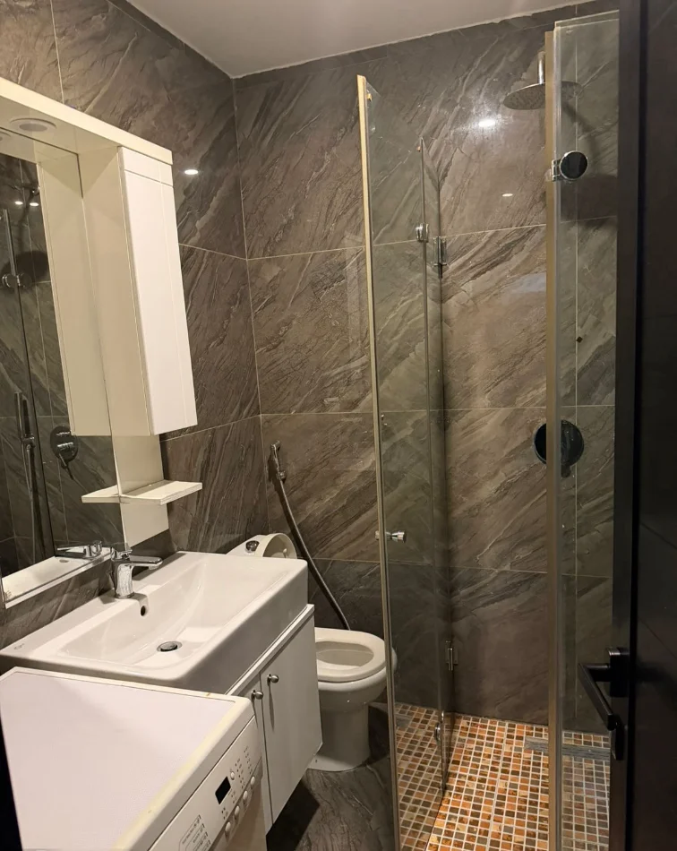 Tirane, jepet me qera apartament 1+1 Kati 1, 70 m² 500 € (BULEVARDI ZOGU I PARE)