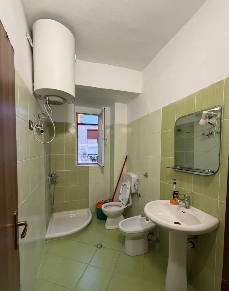 Tirane, jepet me qera apartament 1+1 Kati 4, 70 m² 450 mije leke