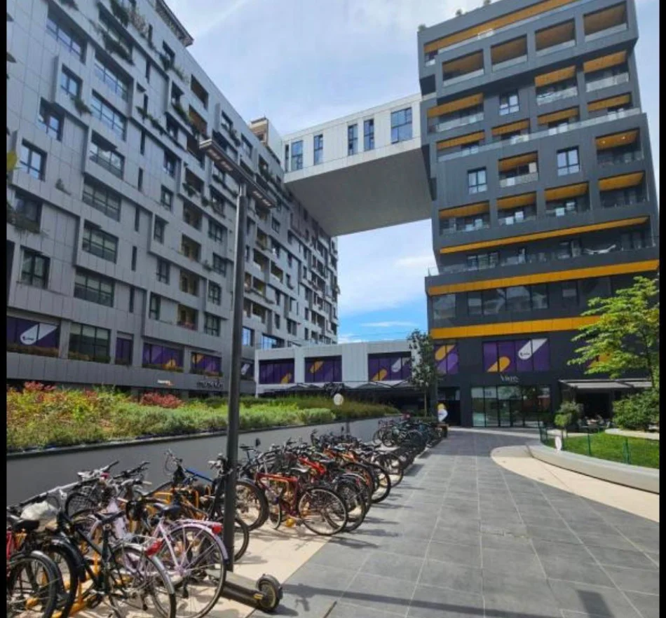 Tirane, jepet me qera dyqan Kati 0, 97 m² 2.500 € (RRUGA E KAVAJES)