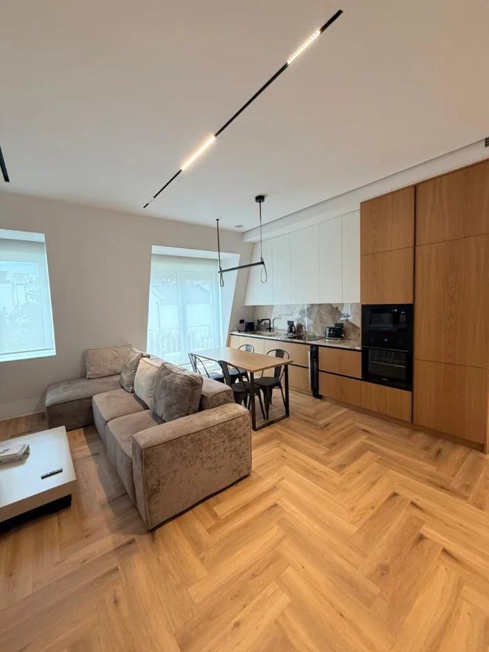 Tirane, jepet me qera apartament 2+1+Aneks+Ballkon Kati 3, 125 m² 1.800 € 