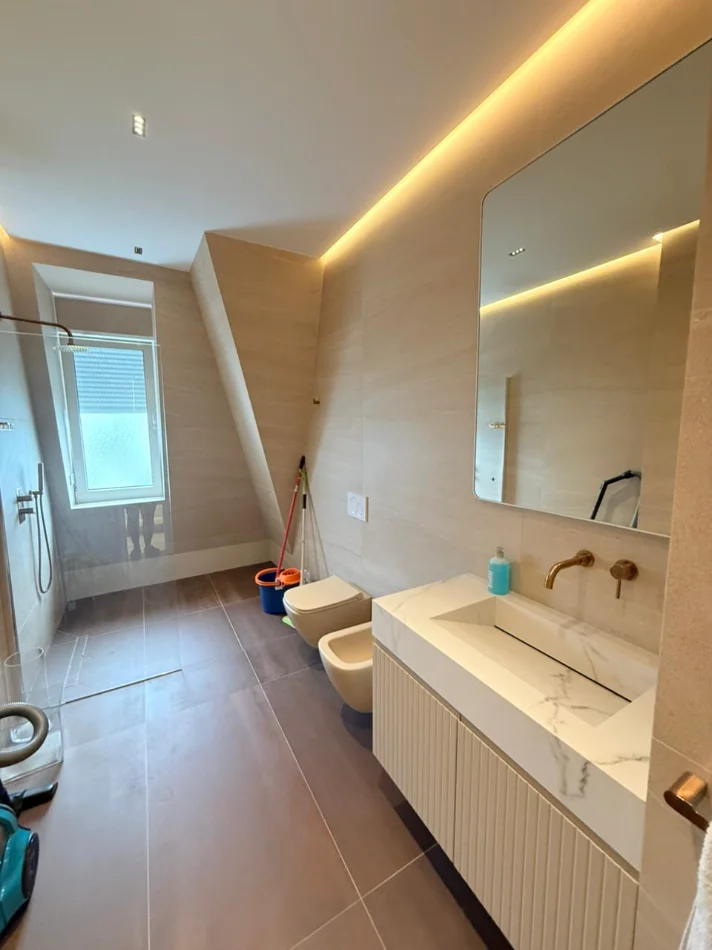 Tirane, jepet me qera apartament 2+1+Aneks+Ballkon Kati 3, 125 m² 1.800 € 