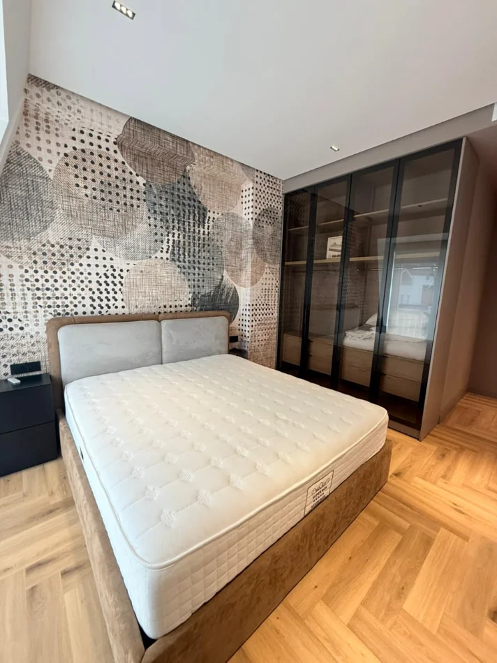 Tirane, jepet me qera apartament 2+1+Aneks+Ballkon Kati 3, 125 m² 1.800 € 