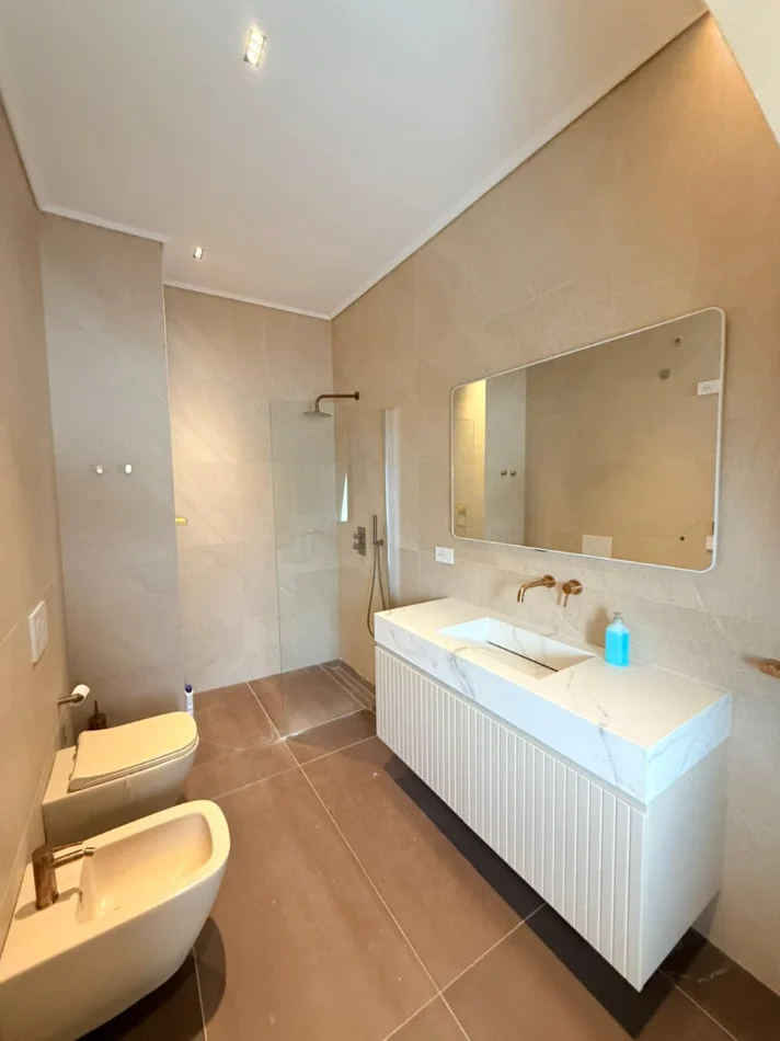 Tirane, jepet me qera apartament 2+1+Aneks+Ballkon Kati 3, 125 m² 1.800 € 