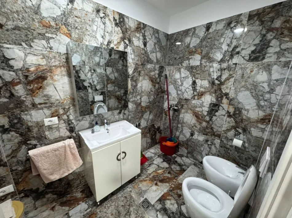 Tirane, jepet me qera apartament 2+1 , 900 m² 1.301 € (TEG)