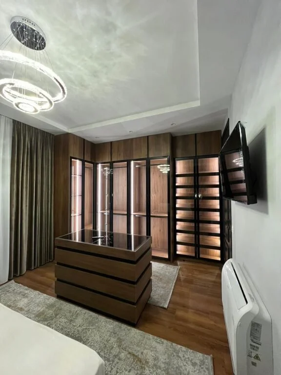 Tirane, jepet me qera apartament 2+1 , 900 m² 1.301 € (TEG)
