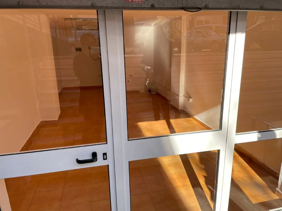 Tirane, jepet me qera ambjent biznesi Kati 0, 37 m² 500 € (STADIUMI DINAMO)