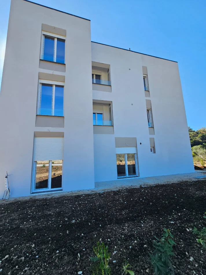 🔵 Shitet: 1+1 Himarë ( te kalçeto) 📍 - (120.000 Eu) Sip : 52 m² & 1 post parkimi përfshirë || 120.000 euro || Pallat i sapo përfunduar🔥🔥