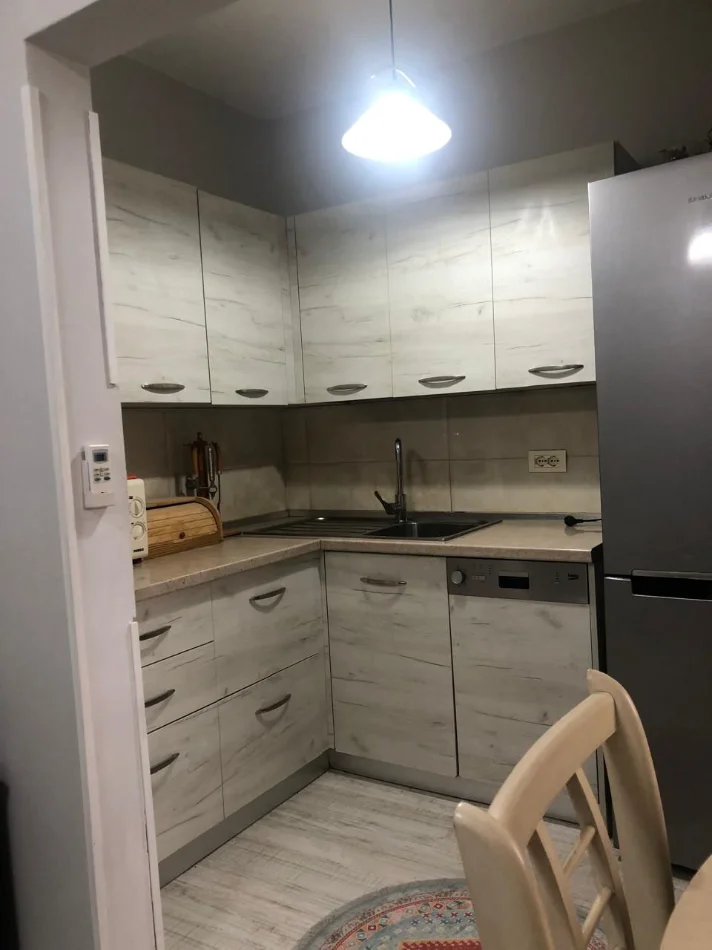 Tirane, jepet me qera apartament 1+1+Ballkon Kati 5, 65 m², 42, 000 Leke (Ali Demi)