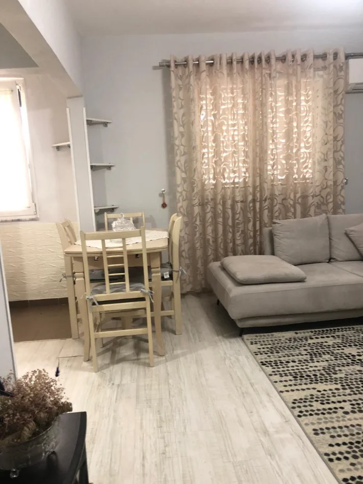 Tirane, jepet me qera apartament 1+1+Ballkon Kati 5, 65 m², 42, 000 Leke (Ali Demi)