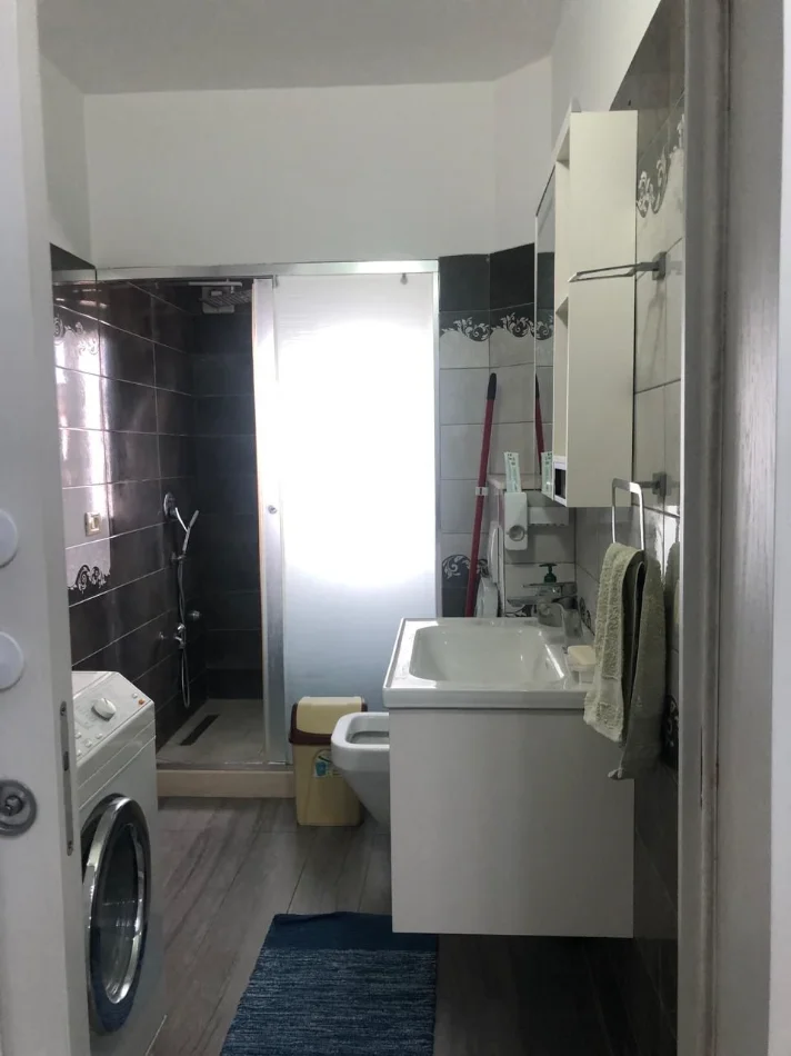 Tirane, jepet me qera apartament 1+1+Ballkon Kati 5, 65 m², 42, 000 Leke (Ali Demi)
