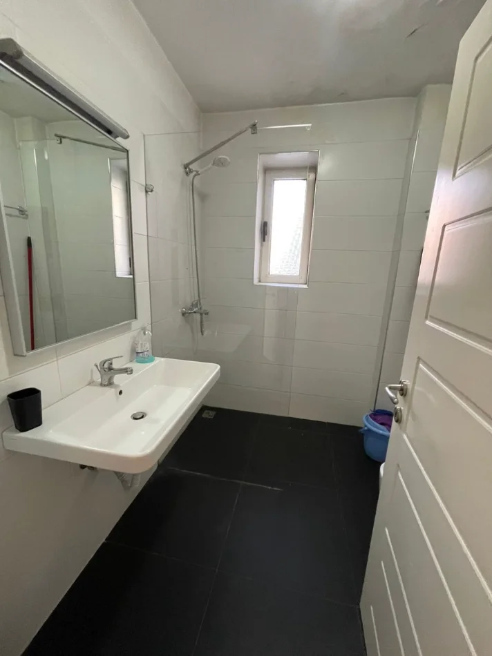 Tirane, jepet me qera apartament 1+1 Kati 3, 60 m² 620 € (Rrugica e Sales)