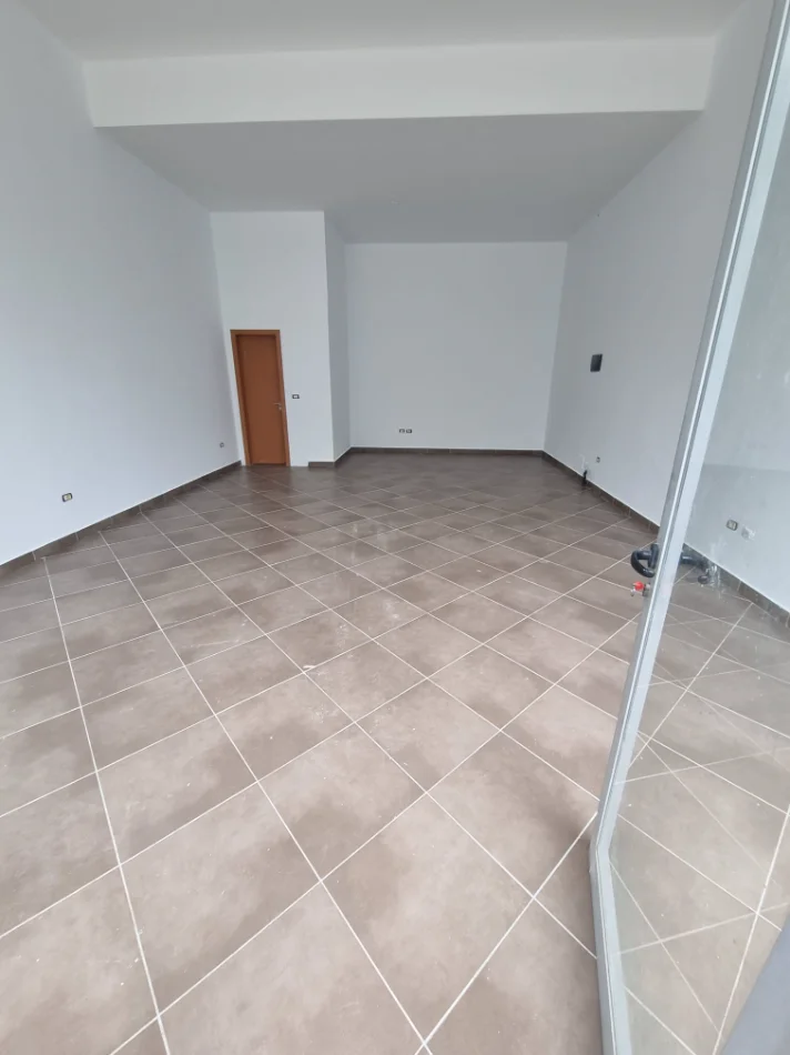 jepet me qera ambjent biznesi , 52 m² , 40.000 LEKE ,ASTIR, RRUGA SOKRAT MIHO, KATI 0