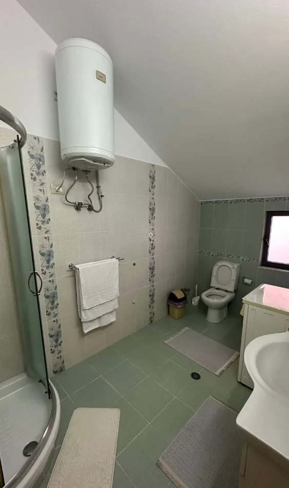 Tirane, jepet me qera apartament 3+1 Kati 2, 144 m² 890 € (Komuna Parisit)