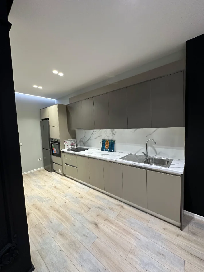 Tirane, jepet me qera apartament 2+1+Ballkon Kati 7, 130 m² 500 € (Kamez " White Crown Residence ")
