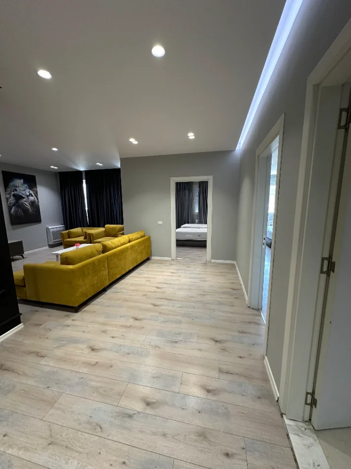 Tirane, jepet me qera apartament 2+1+Ballkon Kati 7, 130 m² 500 € (Kamez " White Crown Residence ")