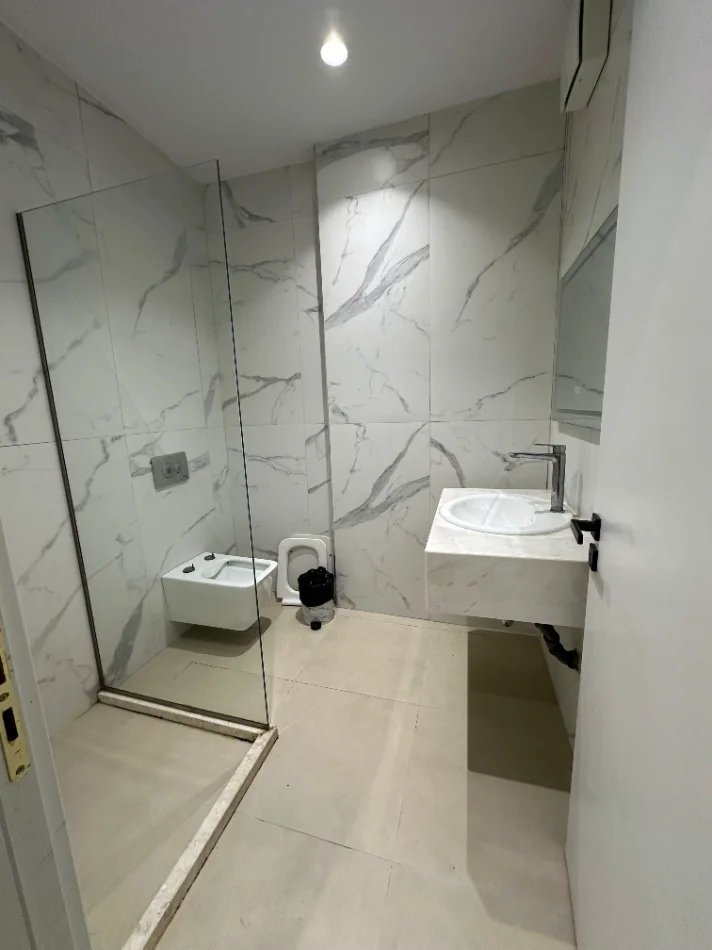 Tirane, jepet me qera apartament 2+1+Ballkon Kati 7, 130 m² 500 € (Kamez " White Crown Residence ")