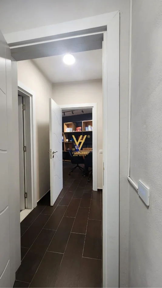 Tirane, jepet me qera zyre Kati 1, 85 m² 770 € (RRUGA E KOSOVAREVE)