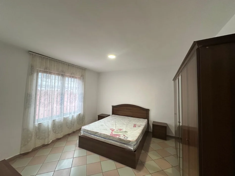 Tirane, jepet me qera apartament 1+1 Kati 1, (Fabrika e miellit)